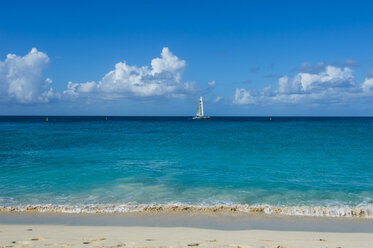 Caribbean, Antilles, Sint Maarten, Beach at Maho Bay, sailing boat - RUNF01158