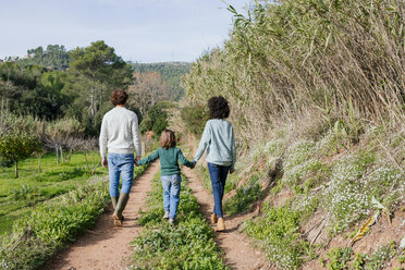 Glückliche Familie beim Spaziergang auf dem Lande, Hände haltend - GEMF02776