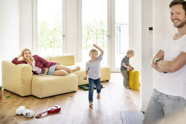 Glückliche Familie beim Einzug in ihr neues Haus, Eltern spielen mit ihren Kindern - PESF01439