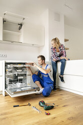 Ehepaar baut Geschirrspüler in seine neue Einbauküche ein - PESF01449