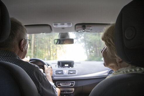 Senior couple in the car - MAMF00397