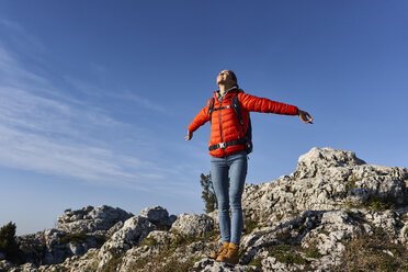 Glückliche Frau bei einer Wanderung in den Bergen - BSZF00932