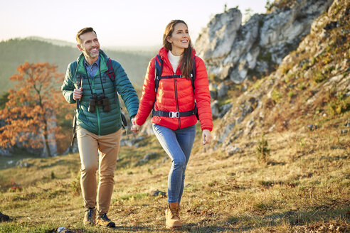 Glückliches Paar bei einer Wanderung in den Bergen, Hand in Hand - BSZF00975