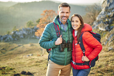 Porträt eines glücklichen Paares bei einer Wanderung in den Bergen - BSZF00976