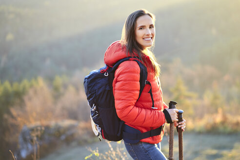 Porträt einer lächelnden Frau bei einer Wanderung in den Bergen - BSZF00980