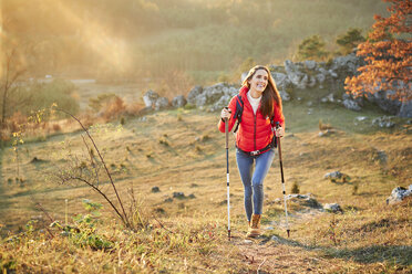 Glückliche Frau auf einem Wanderweg in den Bergen - BSZF00983