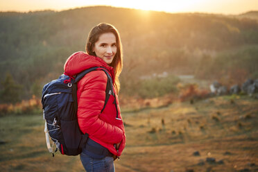 Porträt einer lächelnden Frau bei einer Wanderung in den Bergen - BSZF00987