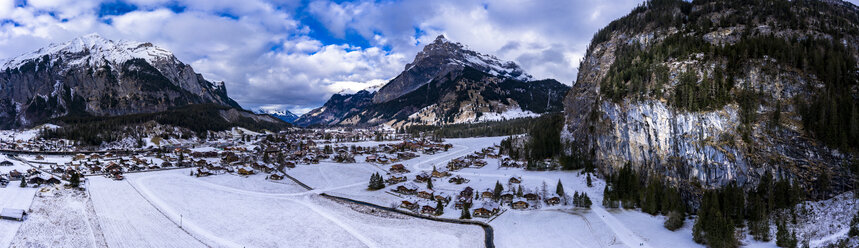 Schweiz, Kanton Bern, Berner Oberland, Berner Voralpen, Duendenhorn, Blick auf das Bergdorf Kandersteg im Winter - AMF06788