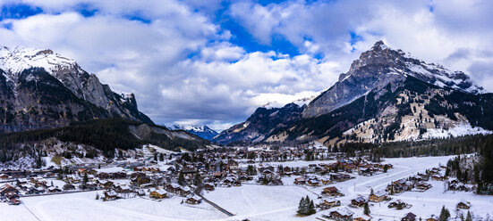 Schweiz, Kanton Bern, Berner Oberland, Berner Voralpen, Duendenhorn, Blick auf das Bergdorf Kandersteg im Winter - AMF06789