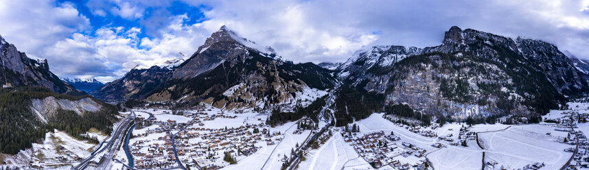 Schweiz, Kanton Bern, Berner Oberland, Berner Voralpen, Duendenhorn, Blick auf das Bergdorf Kandersteg im Winter - AMF06790