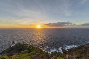 USA, Hawaii, Oahu, Honolulu, Blick vom Makapu'u Point, Leuchtturm bei Sonnenaufgang - FOF10337