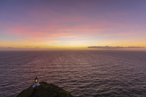 USA, Hawaii, Oahu, Honolulu, Blick vom Makapu'u Point, Leuchtturm vor Sonnenaufgang, lizenzfreies Stockfoto