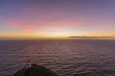 USA, Hawaii, Oahu, Honolulu, Blick vom Makapu'u Point, Leuchtturm vor Sonnenaufgang - FOF10339