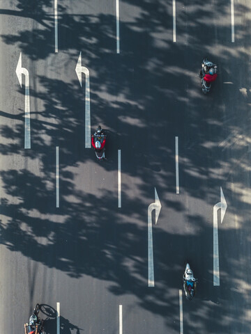 Indonesien, Bali, Sanur, Luftaufnahme von Mopedfahrern und Straßenmarkierung, lizenzfreies Stockfoto