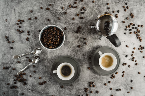 Tasse schwarzer Kaffee, Tasse Espresso, Kaffeelöffel und Kaffeebohnen, lizenzfreies Stockfoto