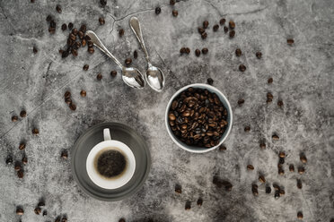 Tasse mit schwarzem Kaffee, Kaffeelöffel und Kaffeebohnen - AFVF02354