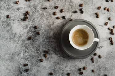 Tasse Espresso und verstreute Kaffeebohnen - AFVF02356