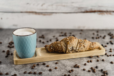 Eine Tasse Milchkaffee und ein Vollkorncroissant - AFVF02360