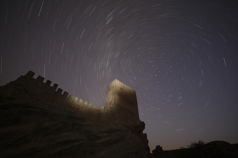 Spanien, Guadalajara, Burg von Zafra bei Nacht, Sternenhimmel, lizenzfreies Stockfoto