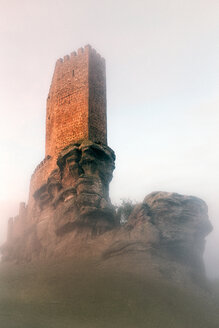 Spain, Guadalajara, Castle of Zafra and fog in the morning - DSGF01844