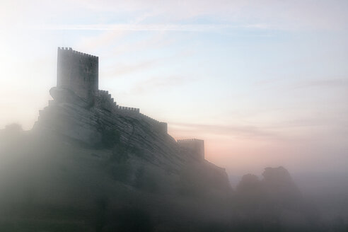 Spain, Guadalajara, Castle of Zafra and fog in the morning - DSGF01845