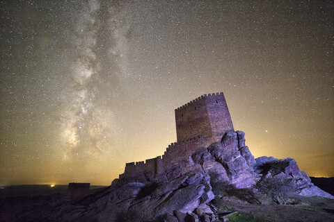 Spanien, Guadalajara, Burg von Zafra bei Nacht, Sternenhimmel, lizenzfreies Stockfoto