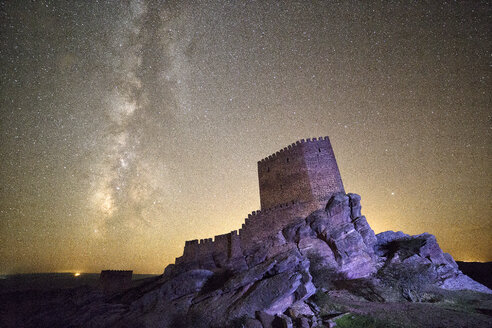 Spanien, Guadalajara, Burg von Zafra bei Nacht, Sternenhimmel - DSGF01847