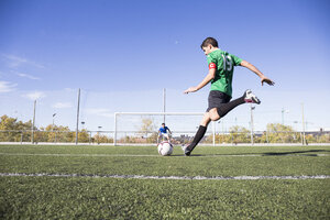 Fußballspieler schießt den Ball auf dem Fußballfeld - ABZF02182