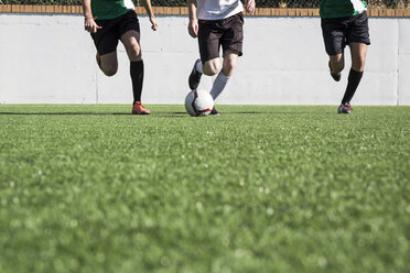 Beine von Fußballspielern während eines Spiels auf dem Spielfeld - ABZF02185
