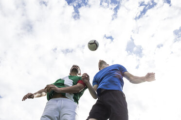 Fußballspieler, die während eines Fußballspiels den Ball köpfen wollen - ABZF02194