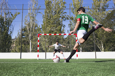 Fußballspieler schießt den Ball auf dem Fußballfeld - ABZF02208