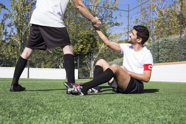 Fußballspieler hilft einem verletzten Spieler während eines Spiels - ABZF02217