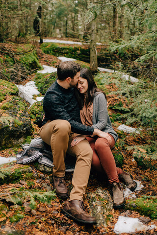 Pärchen, das sich im Wald umarmt, Tobermory, Kanada, lizenzfreies Stockfoto