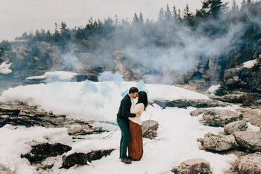 Küssendes Paar in Schnee- und Felslandschaft, Tobermory, Kanada - ISF20640