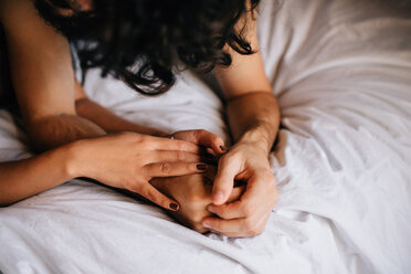 Paar hält Hände im Bett - ISF20657