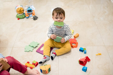 Kleiner Junge und Bruder spielen mit Spielzeug auf dem Boden - ISF20684