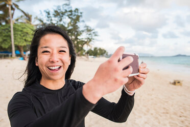 Frau beim Fotografieren am Strand von Kailua, Oahu, Hawaii - ISF20691