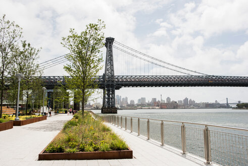 View of Williamsburg Bridge, Brooklyn, New York, US - ISF20708