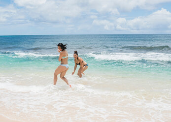 Friends enjoying Sunset Beach, Oahu, Hawaii - ISF20712