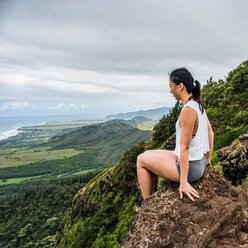 Wanderer auf einem Felsen auf dem Gipfel eines Berges, Sleeping Giant Trail, Kauai, Hawaii - ISF20722