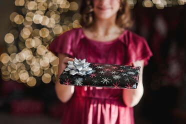 Mädchen hält Weihnachtsgeschenk - ISF20743