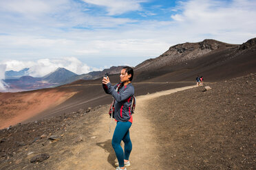 Wanderer beim Fotografieren, Haleakala National Park, Maui, Hawaii - ISF20770