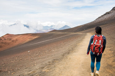 Wanderer auf einem Wanderweg, Haleakala-Nationalpark, Maui, Hawaii - ISF20773