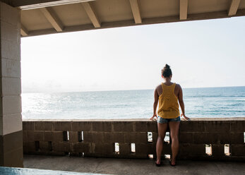 Frau schaut vom Balkon aufs Meer, Hookipa Beach, Maui, Hawaii - ISF20779