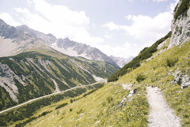 Österreich, Tirol, Wanderweg in den Bergen - FKF03255