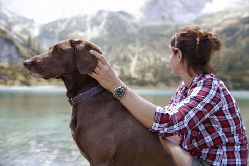 Österreich, Tirol, Frau mit Hund am Seebensee - FKF03269
