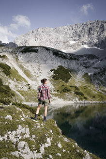 Österreich, Tirol, Frau steht am Drachensee und schaut auf die Aussicht - FKF03276