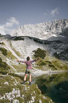 Österreich, Tirol, glückliche Frau am Drachensee stehend mit Blick auf den See - FKF03277