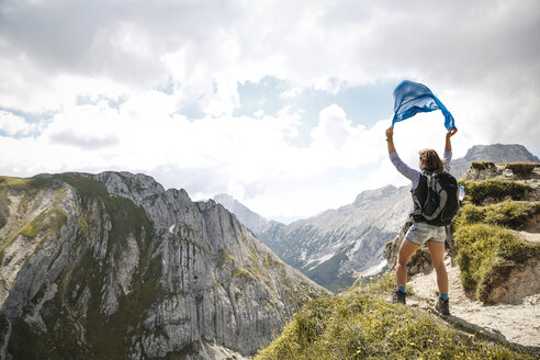 Österreich, Tirol, Frau beim Wandern in den Bergen mit Tuch - FKF03294
