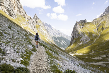 Österreich, Tirol, Frau beim Wandern in den Bergen - FKF03297